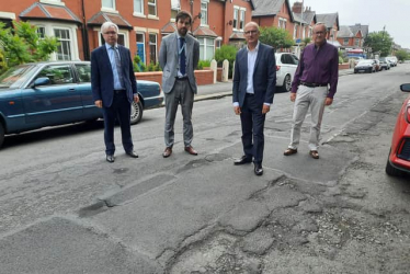 Mark Menzies MP with Local Councillors Demanding Road Repairs